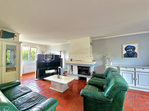 Dans l'un des secteurs les plus prisés de Villepinte ,la Haie Bertrand, au calme d'une impasse, découvrez cette magnifique maison familiale mitoyenne d'un côté  , parfaitement entretenue, offrant des prestations de qualité, des volumes généreux et un cadre de vie privilégié.

Développant 153 m² habitables et environ 170 m² utiles, cette propriété séduit dès l'entrée par son agencement fonctionnel et ses finitions soignées.

L'entrée dessert un vaste espace de vie de près de 53 m², composé d'un salon-séjour chaleureux avec cheminée fonctionnelle et régulièrement entretenue, ainsi qu'une cuisine ouverte conviviale. Cet ensemble lumineux s'ouvre directement sur une agréable terrasse avec pergola et un jardin parfaitement entretenu, exposé sud-ouest, idéal pour profiter des belles journées en toute tranquillité.
Un toilette indépendant complète ce niveau.

Depuis la cuisine, vous accédez directement au garage attenanr avec espace buanderie et accès  au sous-sol aménagé, où se trouve une remarquable suite parentale comprenant un dressing, une salle de bains, une salle d'eau avec douche à l'italienne et un espace hammam, véritable invitation à la détente.

À l'étage, un palier dessert trois belles chambres avec dressing intégré ainsi qu'une grande salle de bains particulièrement lumineuse, équipée d'une baignoire, d'une douche et de toilettes.

Le dernier niveau accueille des combles aménagés offrant un bel espace polyvalent pouvant facilement être redistribué afin de créer deux chambres supplémentaires. La maison peut ainsi accueillir jusqu'à six chambres, idéale pour une grande famille, une activité de télétravail ou des besoins évolutifs.

Édifiée sur une parcelle de 333 m², cette propriété bénéficie également d'atouts rares sur le secteur :

Un garage attenant à la maison ;
Un second garage indépendant en fond de parcelle ;
Jusqu'à six véhicules pouvant être stationnés sur la propriété.

Les atouts de cette maison :
• Quartier très recherché de la Haie Bertrand
• Situation privilégiée en impasse
• 153 m² habitables / 170 m² utiles
• Pièce de vie de 53 m² avec cheminée
• Cuisine ouverte sur séjour
• Suite parentale avec dressing, hammam et douche à l'italienne
• 5 chambres existantes + potentiel 1 chambre supplémentaire
• Grande salle de bains familiale
• Terrasse avec pergola
• Jardin exposé sud-ouest
• Deux garages
• Jusqu'à 6 stationnements sur la parcelle
• Maison parfaitement entretenue, aucun travaux à prévoir

Une maison coup de cœur, alliant confort, charme, volumes et qualité d'entretien, dans un environnement résidentiel particulièrement recherché

Visite possible 7 jours sur 7 avec votre conseillère  sur RENDEZ