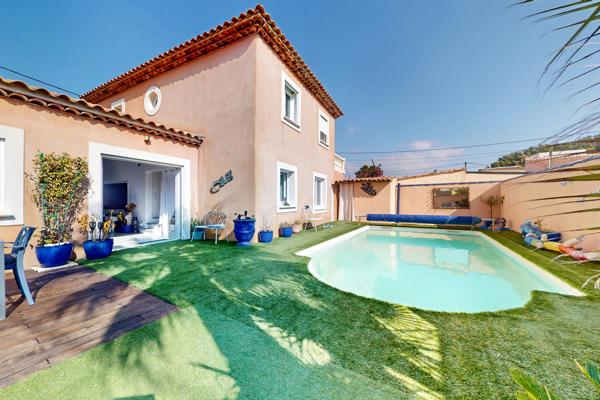 Face à l’étang, un écrin de lumière et de calme – Panorama unique & piscine