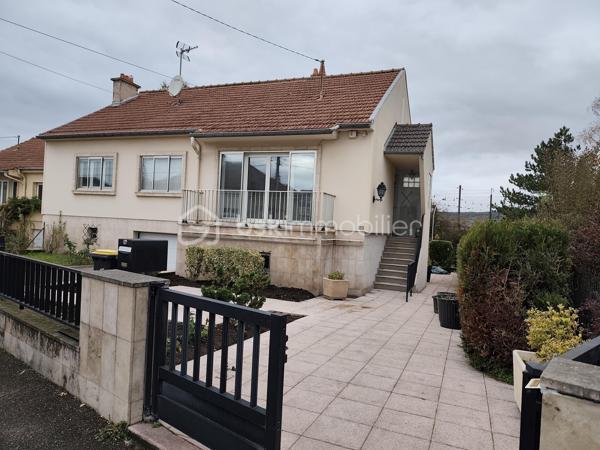 Située dans un quartier recherché de Montigny-lès-Metz, à proximité immédiate des écoles, commerces, médecins, hôpitaux et transports en commun, venez découvrir cette magnifique maison de 163 m² habitables, entièrement rénovée avec goût en 2025/2026, sur un terrain clos de 382 m².

Répartie sur deux niveaux, elle se compose de :
✨ Une entrée spacieuse et accueillante
✨ Un vaste séjour/salon baigné de lumière avec cheminée et accès à un balcon
✨ Une cuisine moderne entièrement équipée avec balcon
✨ 4chambres offrant de beaux volumes
✨ 1 salles de bains avec douche italienne ,baignoire et wc
✨ 1 seconde salle de bain avec wc
✨ 1 WC  indépendant

Le sous-sol d'environ 102 m² constitue un véritable atout avec :
Un grand garage équipé d'une porte motorisée
Un espace bar convivial
Un wc
Un coin chaufferie / Buanderie
Une cave
Un accès direct au jardin

Cette maison bénéficie de prestations de qualité : 
✔ Rénovation complète en 2025/2026
✔ Matériaux haut de gamme
✔ Double vitrage
✔ Volets roulants électriques
✔ Isolation intérieure
✔ système de chauffage au gaz de ville, cheminée ainsi qu'une clim reversible
✔ Raccordement au tout-à-l'égout
✔  DPE en C

Plusieurs places de stationnement sont disponibles devant la maison.
Une maison clé en main, alliant confort, modernité et emplacement privilégié, idéale pour une famille souhaitant s'installer sans travaux.
📞 Pour plus d'informations ou organiser une visite, contactez Véronique MATHIEU – BSK Immobilier au 06 12 50 24 42.