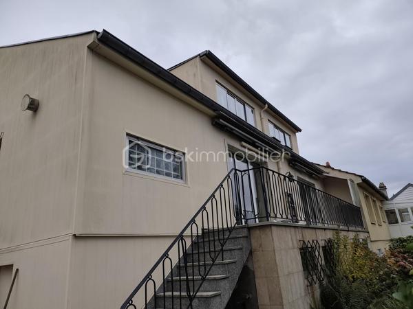 Située dans un quartier recherché de Montigny-lès-Metz, à proximité immédiate des écoles, commerces, médecins, hôpitaux et transports en commun, venez découvrir cette magnifique maison de 163 m² habitables, entièrement rénovée avec goût en 2025/2026, sur un terrain clos de 382 m².

Répartie sur deux niveaux, elle se compose de :
✨ Une entrée spacieuse et accueillante
✨ Un vaste séjour/salon baigné de lumière avec cheminée et accès à un balcon
✨ Une cuisine moderne entièrement équipée avec balcon
✨ 4chambres offrant de beaux volumes
✨ 1 salles de bains avec douche italienne ,baignoire et wc
✨ 1 seconde salle de bain avec wc
✨ 1 WC  indépendant

Le sous-sol d'environ 102 m² constitue un véritable atout avec :
Un grand garage équipé d'une porte motorisée
Un espace bar convivial
Un wc
Un coin chaufferie / Buanderie
Une cave
Un accès direct au jardin

Cette maison bénéficie de prestations de qualité : 
✔ Rénovation complète en 2025/2026
✔ Matériaux haut de gamme
✔ Double vitrage
✔ Volets roulants électriques
✔ Isolation intérieure
✔ système de chauffage au gaz de ville, cheminée ainsi qu'une clim reversible
✔ Raccordement au tout-à-l'égout
✔  DPE en C

Plusieurs places de stationnement sont disponibles devant la maison.
Une maison clé en main, alliant confort, modernité et emplacement privilégié, idéale pour une famille souhaitant s'installer sans travaux.
📞 Pour plus d'informations ou organiser une visite, contactez Véronique MATHIEU – BSK Immobilier au 06 12 50 24 42.