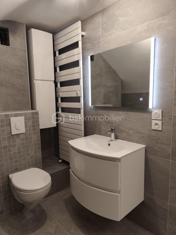 Située dans un quartier recherché de Montigny-lès-Metz, à proximité immédiate des écoles, commerces, médecins, hôpitaux et transports en commun, venez découvrir cette magnifique maison de 163 m² habitables, entièrement rénovée avec goût en 2025/2026, sur un terrain clos de 382 m².

Répartie sur deux niveaux, elle se compose de :
✨ Une entrée spacieuse et accueillante
✨ Un vaste séjour/salon baigné de lumière avec cheminée et accès à un balcon
✨ Une cuisine moderne entièrement équipée avec balcon
✨ 4chambres offrant de beaux volumes
✨ 1 salles de bains avec douche italienne ,baignoire et wc
✨ 1 seconde salle de bain avec wc
✨ 1 WC  indépendant

Le sous-sol d'environ 102 m² constitue un véritable atout avec :
Un grand garage équipé d'une porte motorisée
Un espace bar convivial
Un wc
Un coin chaufferie / Buanderie
Une cave
Un accès direct au jardin

Cette maison bénéficie de prestations de qualité : 
✔ Rénovation complète en 2025/2026
✔ Matériaux haut de gamme
✔ Double vitrage
✔ Volets roulants électriques
✔ Isolation intérieure
✔ système de chauffage au gaz de ville, cheminée ainsi qu'une clim reversible
✔ Raccordement au tout-à-l'égout
✔  DPE en C

Plusieurs places de stationnement sont disponibles devant la maison.
Une maison clé en main, alliant confort, modernité et emplacement privilégié, idéale pour une famille souhaitant s'installer sans travaux.
📞 Pour plus d'informations ou organiser une visite, contactez Véronique MATHIEU – BSK Immobilier au 06 12 50 24 42.