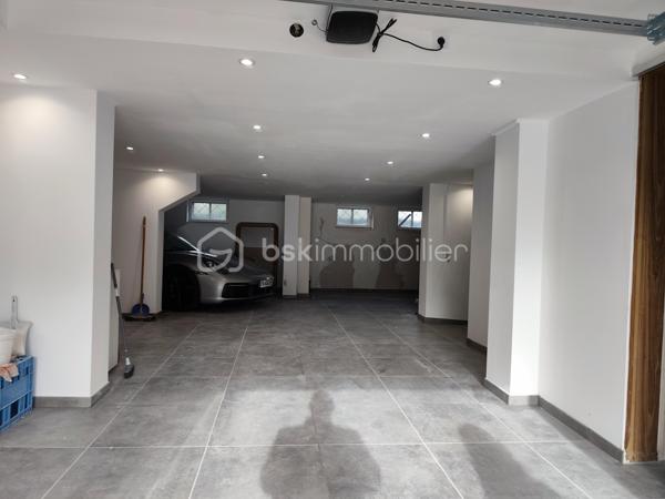 Située dans un quartier recherché de Montigny-lès-Metz, à proximité immédiate des écoles, commerces, médecins, hôpitaux et transports en commun, venez découvrir cette magnifique maison de 163 m² habitables, entièrement rénovée avec goût en 2025/2026, sur un terrain clos de 382 m².

Répartie sur deux niveaux, elle se compose de :
✨ Une entrée spacieuse et accueillante
✨ Un vaste séjour/salon baigné de lumière avec cheminée et accès à un balcon
✨ Une cuisine moderne entièrement équipée avec balcon
✨ 4chambres offrant de beaux volumes
✨ 1 salles de bains avec douche italienne ,baignoire et wc
✨ 1 seconde salle de bain avec wc
✨ 1 WC  indépendant

Le sous-sol d'environ 102 m² constitue un véritable atout avec :
Un grand garage équipé d'une porte motorisée
Un espace bar convivial
Un wc
Un coin chaufferie / Buanderie
Une cave
Un accès direct au jardin

Cette maison bénéficie de prestations de qualité : 
✔ Rénovation complète en 2025/2026
✔ Matériaux haut de gamme
✔ Double vitrage
✔ Volets roulants électriques
✔ Isolation intérieure
✔ système de chauffage au gaz de ville, cheminée ainsi qu'une clim reversible
✔ Raccordement au tout-à-l'égout
✔  DPE en C

Plusieurs places de stationnement sont disponibles devant la maison.
Une maison clé en main, alliant confort, modernité et emplacement privilégié, idéale pour une famille souhaitant s'installer sans travaux.
📞 Pour plus d'informations ou organiser une visite, contactez Véronique MATHIEU – BSK Immobilier au 06 12 50 24 42.