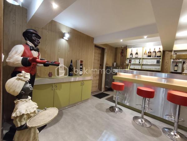 Située dans un quartier recherché de Montigny-lès-Metz, à proximité immédiate des écoles, commerces, médecins, hôpitaux et transports en commun, venez découvrir cette magnifique maison de 163 m² habitables, entièrement rénovée avec goût en 2025/2026, sur un terrain clos de 382 m².

Répartie sur deux niveaux, elle se compose de :
✨ Une entrée spacieuse et accueillante
✨ Un vaste séjour/salon baigné de lumière avec cheminée et accès à un balcon
✨ Une cuisine moderne entièrement équipée avec balcon
✨ 4chambres offrant de beaux volumes
✨ 1 salles de bains avec douche italienne ,baignoire et wc
✨ 1 seconde salle de bain avec wc
✨ 1 WC  indépendant

Le sous-sol d'environ 102 m² constitue un véritable atout avec :
Un grand garage équipé d'une porte motorisée
Un espace bar convivial
Un wc
Un coin chaufferie / Buanderie
Une cave
Un accès direct au jardin

Cette maison bénéficie de prestations de qualité : 
✔ Rénovation complète en 2025/2026
✔ Matériaux haut de gamme
✔ Double vitrage
✔ Volets roulants électriques
✔ Isolation intérieure
✔ système de chauffage au gaz de ville, cheminée ainsi qu'une clim reversible
✔ Raccordement au tout-à-l'égout
✔  DPE en C

Plusieurs places de stationnement sont disponibles devant la maison.
Une maison clé en main, alliant confort, modernité et emplacement privilégié, idéale pour une famille souhaitant s'installer sans travaux.
📞 Pour plus d'informations ou organiser une visite, contactez Véronique MATHIEU – BSK Immobilier au 06 12 50 24 42.