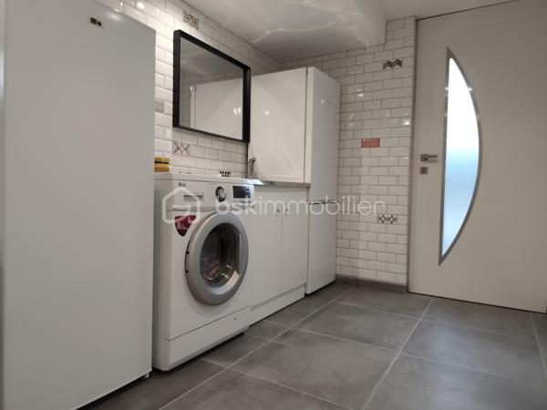 Située dans un quartier recherché de Montigny-lès-Metz, à proximité immédiate des écoles, commerces, médecins, hôpitaux et transports en commun, venez découvrir cette magnifique maison de 163 m² habitables, entièrement rénovée avec goût en 2025/2026, sur un terrain clos de 382 m².

Répartie sur deux niveaux, elle se compose de :
✨ Une entrée spacieuse et accueillante
✨ Un vaste séjour/salon baigné de lumière avec cheminée et accès à un balcon
✨ Une cuisine moderne entièrement équipée avec balcon
✨ 4chambres offrant de beaux volumes
✨ 1 salles de bains avec douche italienne ,baignoire et wc
✨ 1 seconde salle de bain avec wc
✨ 1 WC  indépendant

Le sous-sol d'environ 102 m² constitue un véritable atout avec :
Un grand garage équipé d'une porte motorisée
Un espace bar convivial
Un wc
Un coin chaufferie / Buanderie
Une cave
Un accès direct au jardin

Cette maison bénéficie de prestations de qualité : 
✔ Rénovation complète en 2025/2026
✔ Matériaux haut de gamme
✔ Double vitrage
✔ Volets roulants électriques
✔ Isolation intérieure
✔ système de chauffage au gaz de ville, cheminée ainsi qu'une clim reversible
✔ Raccordement au tout-à-l'égout
✔  DPE en C

Plusieurs places de stationnement sont disponibles devant la maison.
Une maison clé en main, alliant confort, modernité et emplacement privilégié, idéale pour une famille souhaitant s'installer sans travaux.
📞 Pour plus d'informations ou organiser une visite, contactez Véronique MATHIEU – BSK Immobilier au 06 12 50 24 42.