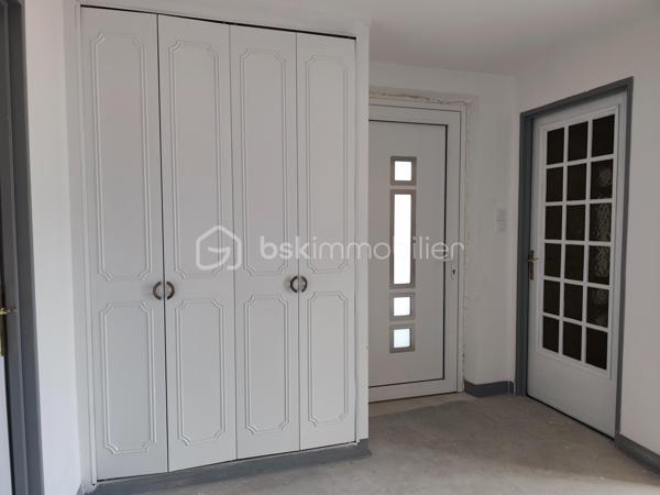 Située dans un quartier recherché de Montigny-lès-Metz, à proximité immédiate des écoles, commerces, médecins, hôpitaux et transports en commun, venez découvrir cette magnifique maison de 163 m² habitables, entièrement rénovée avec goût en 2025/2026, sur un terrain clos de 382 m².

Répartie sur deux niveaux, elle se compose de :
✨ Une entrée spacieuse et accueillante
✨ Un vaste séjour/salon baigné de lumière avec cheminée et accès à un balcon
✨ Une cuisine moderne entièrement équipée avec balcon
✨ 4chambres offrant de beaux volumes
✨ 1 salles de bains avec douche italienne ,baignoire et wc
✨ 1 seconde salle de bain avec wc
✨ 1 WC  indépendant

Le sous-sol d'environ 102 m² constitue un véritable atout avec :
Un grand garage équipé d'une porte motorisée
Un espace bar convivial
Un wc
Un coin chaufferie / Buanderie
Une cave
Un accès direct au jardin

Cette maison bénéficie de prestations de qualité : 
✔ Rénovation complète en 2025/2026
✔ Matériaux haut de gamme
✔ Double vitrage
✔ Volets roulants électriques
✔ Isolation intérieure
✔ système de chauffage au gaz de ville, cheminée ainsi qu'une clim reversible
✔ Raccordement au tout-à-l'égout
✔  DPE en C

Plusieurs places de stationnement sont disponibles devant la maison.
Une maison clé en main, alliant confort, modernité et emplacement privilégié, idéale pour une famille souhaitant s'installer sans travaux.
📞 Pour plus d'informations ou organiser une visite, contactez Véronique MATHIEU – BSK Immobilier au 06 12 50 24 42.