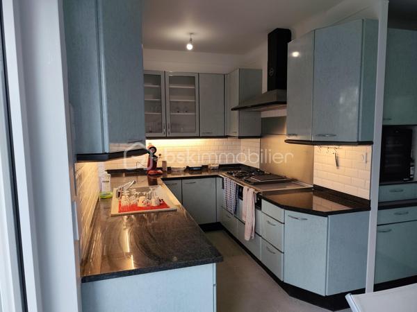 Située dans un quartier recherché de Montigny-lès-Metz, à proximité immédiate des écoles, commerces, médecins, hôpitaux et transports en commun, venez découvrir cette magnifique maison de 163 m² habitables, entièrement rénovée avec goût en 2025/2026, sur un terrain clos de 382 m².

Répartie sur deux niveaux, elle se compose de :
✨ Une entrée spacieuse et accueillante
✨ Un vaste séjour/salon baigné de lumière avec cheminée et accès à un balcon
✨ Une cuisine moderne entièrement équipée avec balcon
✨ 4chambres offrant de beaux volumes
✨ 1 salles de bains avec douche italienne ,baignoire et wc
✨ 1 seconde salle de bain avec wc
✨ 1 WC  indépendant

Le sous-sol d'environ 102 m² constitue un véritable atout avec :
Un grand garage équipé d'une porte motorisée
Un espace bar convivial
Un wc
Un coin chaufferie / Buanderie
Une cave
Un accès direct au jardin

Cette maison bénéficie de prestations de qualité : 
✔ Rénovation complète en 2025/2026
✔ Matériaux haut de gamme
✔ Double vitrage
✔ Volets roulants électriques
✔ Isolation intérieure
✔ système de chauffage au gaz de ville, cheminée ainsi qu'une clim reversible
✔ Raccordement au tout-à-l'égout
✔  DPE en C

Plusieurs places de stationnement sont disponibles devant la maison.
Une maison clé en main, alliant confort, modernité et emplacement privilégié, idéale pour une famille souhaitant s'installer sans travaux.
📞 Pour plus d'informations ou organiser une visite, contactez Véronique MATHIEU – BSK Immobilier au 06 12 50 24 42.