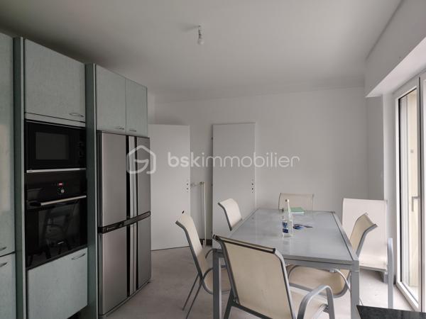 Située dans un quartier recherché de Montigny-lès-Metz, à proximité immédiate des écoles, commerces, médecins, hôpitaux et transports en commun, venez découvrir cette magnifique maison de 163 m² habitables, entièrement rénovée avec goût en 2025/2026, sur un terrain clos de 382 m².

Répartie sur deux niveaux, elle se compose de :
✨ Une entrée spacieuse et accueillante
✨ Un vaste séjour/salon baigné de lumière avec cheminée et accès à un balcon
✨ Une cuisine moderne entièrement équipée avec balcon
✨ 4chambres offrant de beaux volumes
✨ 1 salles de bains avec douche italienne ,baignoire et wc
✨ 1 seconde salle de bain avec wc
✨ 1 WC  indépendant

Le sous-sol d'environ 102 m² constitue un véritable atout avec :
Un grand garage équipé d'une porte motorisée
Un espace bar convivial
Un wc
Un coin chaufferie / Buanderie
Une cave
Un accès direct au jardin

Cette maison bénéficie de prestations de qualité : 
✔ Rénovation complète en 2025/2026
✔ Matériaux haut de gamme
✔ Double vitrage
✔ Volets roulants électriques
✔ Isolation intérieure
✔ système de chauffage au gaz de ville, cheminée ainsi qu'une clim reversible
✔ Raccordement au tout-à-l'égout
✔  DPE en C

Plusieurs places de stationnement sont disponibles devant la maison.
Une maison clé en main, alliant confort, modernité et emplacement privilégié, idéale pour une famille souhaitant s'installer sans travaux.
📞 Pour plus d'informations ou organiser une visite, contactez Véronique MATHIEU – BSK Immobilier au 06 12 50 24 42.