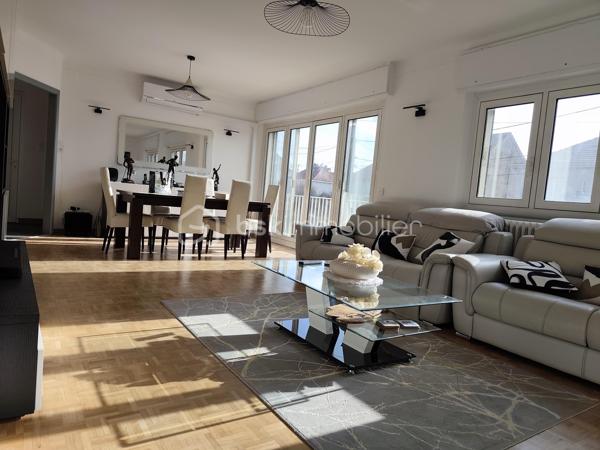 Située dans un quartier recherché de Montigny-lès-Metz, à proximité immédiate des écoles, commerces, médecins, hôpitaux et transports en commun, venez découvrir cette magnifique maison de 163 m² habitables, entièrement rénovée avec goût en 2025/2026, sur un terrain clos de 382 m².

Répartie sur deux niveaux, elle se compose de :
✨ Une entrée spacieuse et accueillante
✨ Un vaste séjour/salon baigné de lumière avec cheminée et accès à un balcon
✨ Une cuisine moderne entièrement équipée avec balcon
✨ 4chambres offrant de beaux volumes
✨ 1 salles de bains avec douche italienne ,baignoire et wc
✨ 1 seconde salle de bain avec wc
✨ 1 WC  indépendant

Le sous-sol d'environ 102 m² constitue un véritable atout avec :
Un grand garage équipé d'une porte motorisée
Un espace bar convivial
Un wc
Un coin chaufferie / Buanderie
Une cave
Un accès direct au jardin

Cette maison bénéficie de prestations de qualité : 
✔ Rénovation complète en 2025/2026
✔ Matériaux haut de gamme
✔ Double vitrage
✔ Volets roulants électriques
✔ Isolation intérieure
✔ système de chauffage au gaz de ville, cheminée ainsi qu'une clim reversible
✔ Raccordement au tout-à-l'égout
✔  DPE en C

Plusieurs places de stationnement sont disponibles devant la maison.
Une maison clé en main, alliant confort, modernité et emplacement privilégié, idéale pour une famille souhaitant s'installer sans travaux.
📞 Pour plus d'informations ou organiser une visite, contactez Véronique MATHIEU – BSK Immobilier au 06 12 50 24 42.