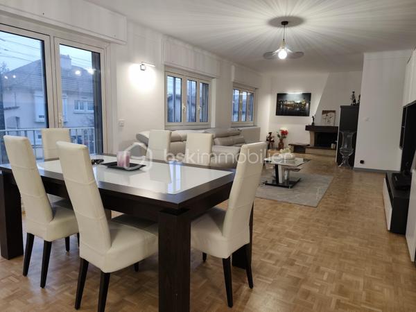 Située dans un quartier recherché de Montigny-lès-Metz, à proximité immédiate des écoles, commerces, médecins, hôpitaux et transports en commun, venez découvrir cette magnifique maison de 163 m² habitables, entièrement rénovée avec goût en 2025/2026, sur un terrain clos de 382 m².

Répartie sur deux niveaux, elle se compose de :
✨ Une entrée spacieuse et accueillante
✨ Un vaste séjour/salon baigné de lumière avec cheminée et accès à un balcon
✨ Une cuisine moderne entièrement équipée avec balcon
✨ 4chambres offrant de beaux volumes
✨ 1 salles de bains avec douche italienne ,baignoire et wc
✨ 1 seconde salle de bain avec wc
✨ 1 WC  indépendant

Le sous-sol d'environ 102 m² constitue un véritable atout avec :
Un grand garage équipé d'une porte motorisée
Un espace bar convivial
Un wc
Un coin chaufferie / Buanderie
Une cave
Un accès direct au jardin

Cette maison bénéficie de prestations de qualité : 
✔ Rénovation complète en 2025/2026
✔ Matériaux haut de gamme
✔ Double vitrage
✔ Volets roulants électriques
✔ Isolation intérieure
✔ système de chauffage au gaz de ville, cheminée ainsi qu'une clim reversible
✔ Raccordement au tout-à-l'égout
✔  DPE en C

Plusieurs places de stationnement sont disponibles devant la maison.
Une maison clé en main, alliant confort, modernité et emplacement privilégié, idéale pour une famille souhaitant s'installer sans travaux.
📞 Pour plus d'informations ou organiser une visite, contactez Véronique MATHIEU – BSK Immobilier au 06 12 50 24 42.