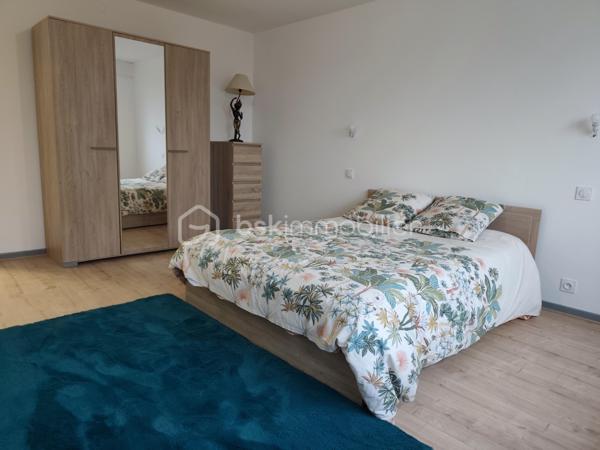 Située dans un quartier recherché de Montigny-lès-Metz, à proximité immédiate des écoles, commerces, médecins, hôpitaux et transports en commun, venez découvrir cette magnifique maison de 163 m² habitables, entièrement rénovée avec goût en 2025/2026, sur un terrain clos de 382 m².

Répartie sur deux niveaux, elle se compose de :
✨ Une entrée spacieuse et accueillante
✨ Un vaste séjour/salon baigné de lumière avec cheminée et accès à un balcon
✨ Une cuisine moderne entièrement équipée avec balcon
✨ 4chambres offrant de beaux volumes
✨ 1 salles de bains avec douche italienne ,baignoire et wc
✨ 1 seconde salle de bain avec wc
✨ 1 WC  indépendant

Le sous-sol d'environ 102 m² constitue un véritable atout avec :
Un grand garage équipé d'une porte motorisée
Un espace bar convivial
Un wc
Un coin chaufferie / Buanderie
Une cave
Un accès direct au jardin

Cette maison bénéficie de prestations de qualité : 
✔ Rénovation complète en 2025/2026
✔ Matériaux haut de gamme
✔ Double vitrage
✔ Volets roulants électriques
✔ Isolation intérieure
✔ système de chauffage au gaz de ville, cheminée ainsi qu'une clim reversible
✔ Raccordement au tout-à-l'égout
✔  DPE en C

Plusieurs places de stationnement sont disponibles devant la maison.
Une maison clé en main, alliant confort, modernité et emplacement privilégié, idéale pour une famille souhaitant s'installer sans travaux.
📞 Pour plus d'informations ou organiser une visite, contactez Véronique MATHIEU – BSK Immobilier au 06 12 50 24 42.