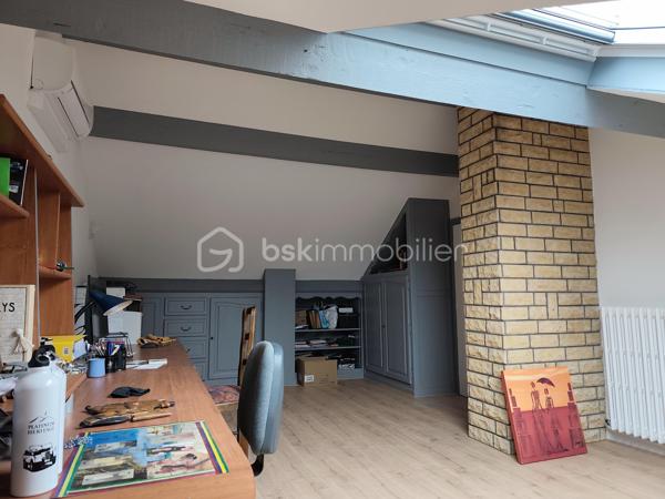 Située dans un quartier recherché de Montigny-lès-Metz, à proximité immédiate des écoles, commerces, médecins, hôpitaux et transports en commun, venez découvrir cette magnifique maison de 163 m² habitables, entièrement rénovée avec goût en 2025/2026, sur un terrain clos de 382 m².

Répartie sur deux niveaux, elle se compose de :
✨ Une entrée spacieuse et accueillante
✨ Un vaste séjour/salon baigné de lumière avec cheminée et accès à un balcon
✨ Une cuisine moderne entièrement équipée avec balcon
✨ 4chambres offrant de beaux volumes
✨ 1 salles de bains avec douche italienne ,baignoire et wc
✨ 1 seconde salle de bain avec wc
✨ 1 WC  indépendant

Le sous-sol d'environ 102 m² constitue un véritable atout avec :
Un grand garage équipé d'une porte motorisée
Un espace bar convivial
Un wc
Un coin chaufferie / Buanderie
Une cave
Un accès direct au jardin

Cette maison bénéficie de prestations de qualité : 
✔ Rénovation complète en 2025/2026
✔ Matériaux haut de gamme
✔ Double vitrage
✔ Volets roulants électriques
✔ Isolation intérieure
✔ système de chauffage au gaz de ville, cheminée ainsi qu'une clim reversible
✔ Raccordement au tout-à-l'égout
✔  DPE en C

Plusieurs places de stationnement sont disponibles devant la maison.
Une maison clé en main, alliant confort, modernité et emplacement privilégié, idéale pour une famille souhaitant s'installer sans travaux.
📞 Pour plus d'informations ou organiser une visite, contactez Véronique MATHIEU – BSK Immobilier au 06 12 50 24 42.
