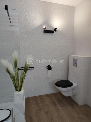 Située dans un quartier recherché de Montigny-lès-Metz, à proximité immédiate des écoles, commerces, médecins, hôpitaux et transports en commun, venez découvrir cette magnifique maison de 163 m² habitables, entièrement rénovée avec goût en 2025/2026, sur un terrain clos de 382 m².

Répartie sur deux niveaux, elle se compose de :
✨ Une entrée spacieuse et accueillante
✨ Un vaste séjour/salon baigné de lumière avec cheminée et accès à un balcon
✨ Une cuisine moderne entièrement équipée avec balcon
✨ 4chambres offrant de beaux volumes
✨ 1 salles de bains avec douche italienne ,baignoire et wc
✨ 1 seconde salle de bain avec wc
✨ 1 WC  indépendant

Le sous-sol d'environ 102 m² constitue un véritable atout avec :
Un grand garage équipé d'une porte motorisée
Un espace bar convivial
Un wc
Un coin chaufferie / Buanderie
Une cave
Un accès direct au jardin

Cette maison bénéficie de prestations de qualité : 
✔ Rénovation complète en 2025/2026
✔ Matériaux haut de gamme
✔ Double vitrage
✔ Volets roulants électriques
✔ Isolation intérieure
✔ système de chauffage au gaz de ville, cheminée ainsi qu'une clim reversible
✔ Raccordement au tout-à-l'égout
✔  DPE en C

Plusieurs places de stationnement sont disponibles devant la maison.
Une maison clé en main, alliant confort, modernité et emplacement privilégié, idéale pour une famille souhaitant s'installer sans travaux.
📞 Pour plus d'informations ou organiser une visite, contactez Véronique MATHIEU – BSK Immobilier au 06 12 50 24 42.