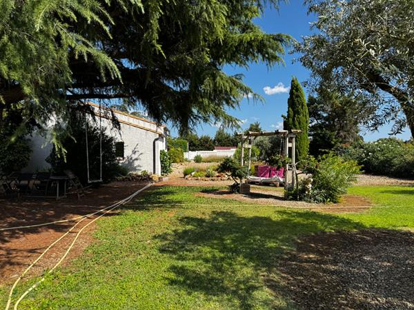 Maison de plain pied avec piscine au milieu des vignes