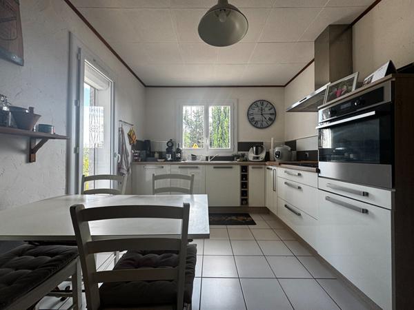 Maison de plain pied avec piscine au milieu des vignes