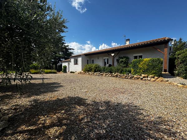 Maison de plain pied avec piscine au milieu des vignes