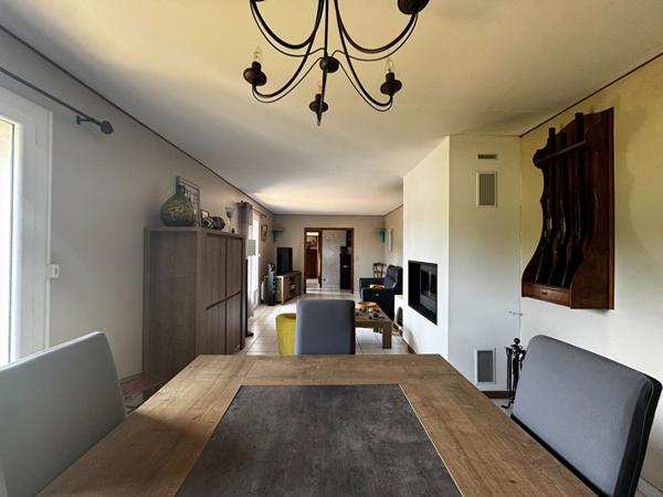 Maison de plain pied avec piscine au milieu des vignes