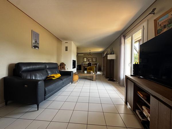 Maison de plain pied avec piscine au milieu des vignes