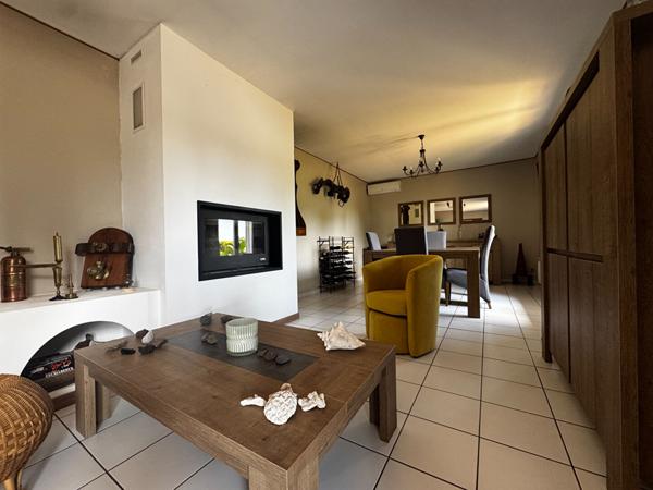 Maison de plain pied avec piscine au milieu des vignes