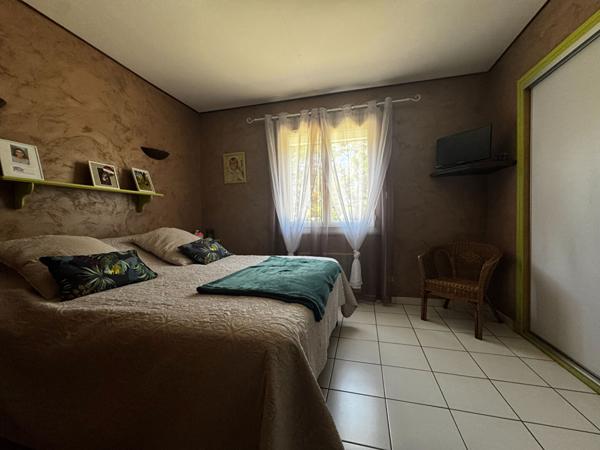 Maison de plain pied avec piscine au milieu des vignes