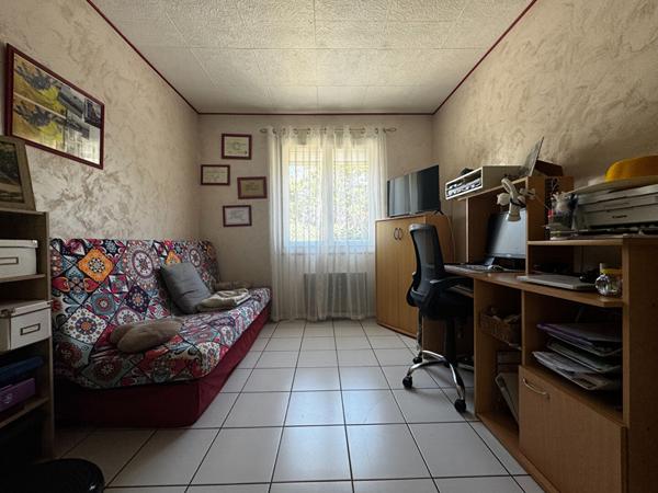 Maison de plain pied avec piscine au milieu des vignes