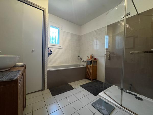 Maison de plain pied avec piscine au milieu des vignes