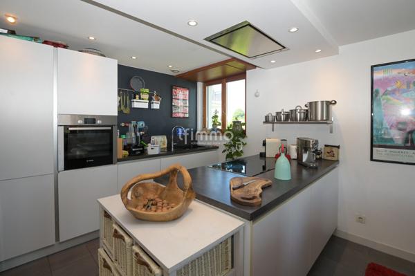 beau duplex de 100 m2 dans une rue calme , à deux pas du village