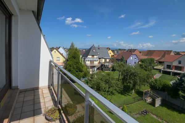 beau duplex de 100 m2 dans une rue calme , à deux pas du village