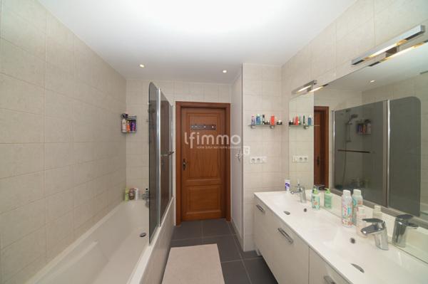 beau duplex de 100 m2 dans une rue calme , à deux pas du village