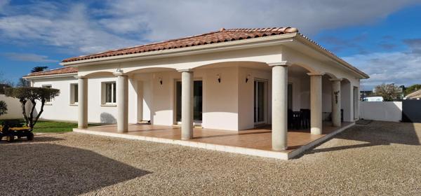 Maison d’architecte, cour intérieur et piscinable.
