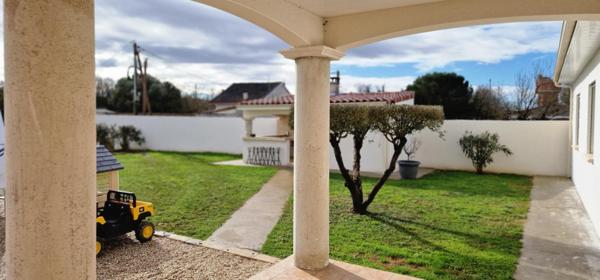 Maison d’architecte, cour intérieur et piscinable.