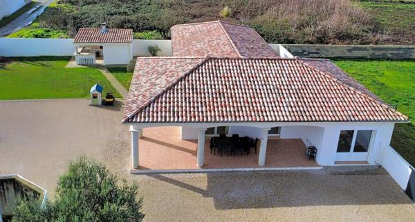 Maison d’architecte, cour intérieur et piscinable.