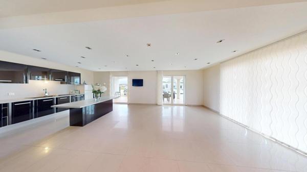 Maison d’architecte, cour intérieur et piscinable.