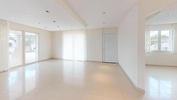 Maison d’architecte, cour intérieur et piscinable.