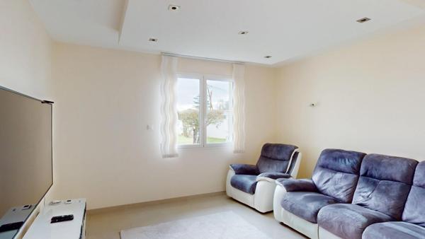 Maison d’architecte, cour intérieur et piscinable.