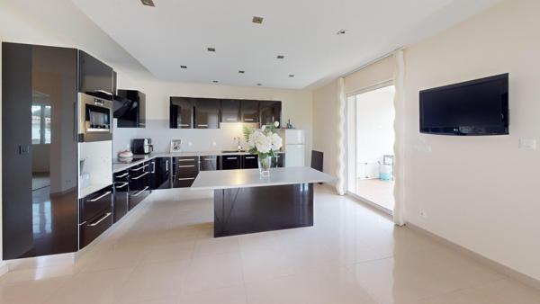 Maison d’architecte, cour intérieur et piscinable.