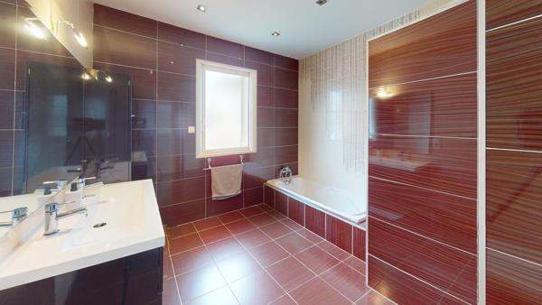 Maison d’architecte, cour intérieur et piscinable.