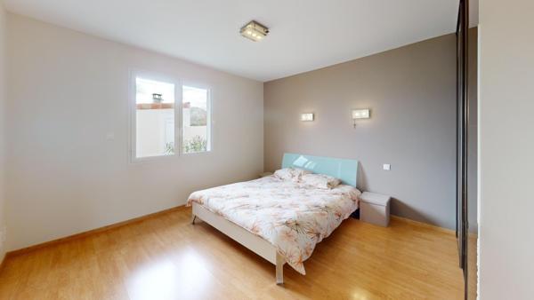 Maison d’architecte, cour intérieur et piscinable.