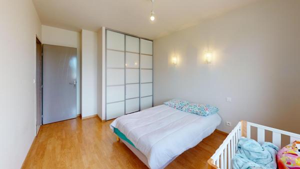 Maison d’architecte, cour intérieur et piscinable.