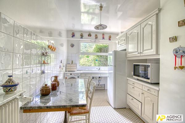 Versailles Clagny Appartement 5 pièces 113 m² rez-de-jardin avec ascenseur, cave et parking et box en sous-sol €690 000 ** - Référence 25655