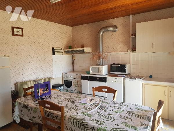 Maison d'habitation de type longère d'environ 102 m², terrain 3.813 m²