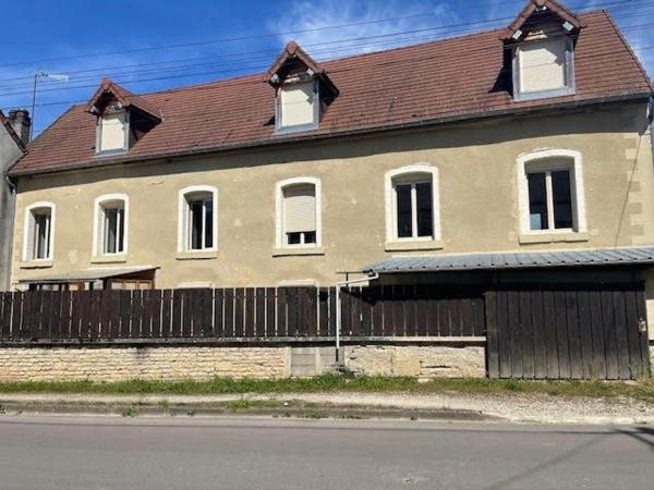 Grande maison entièrement rénovée avec 5 chambres à Montigny sur aube