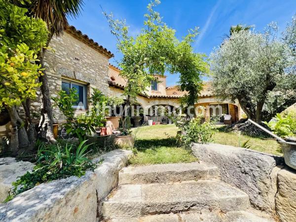 Vente                                                      Villa
                        
                     5 pièces                      220 m2                     à Vinassan