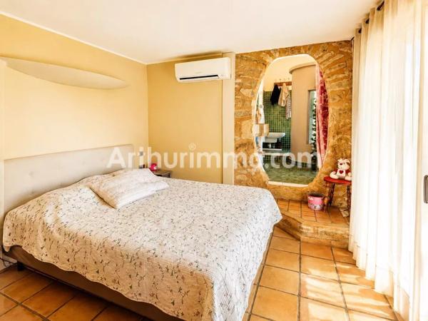 Vente                                                      Villa
                        
                     5 pièces                      220 m2                     à Vinassan