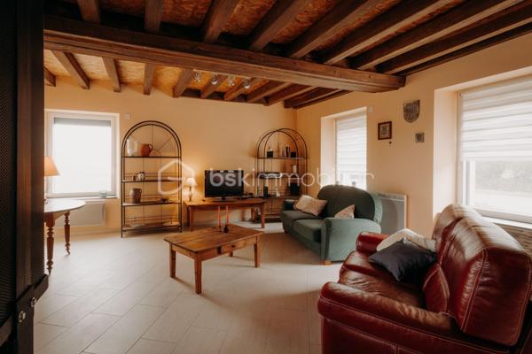 Je vous invite à venir découvrir, sur la commune de Saint Jean de Linière, cette maison ancienne rénovée avec goût, mélange de bois et de pierre d' ardoise du secteur.

Le bien, sur une parcelle de 462 m2, se compose d' une entrée ouverte sur la cuisine A/E et la pièce de vie, agrémentée de sa cheminée à foyer fermé et de ses jolis murs de pierre, d' une jolie extension vitrée pouvant faire office de salon, elle dispose d' un accès direct à la terrasse extérieur, d' une suite parentale avec dressing et salle de douche privative, une buanderie et un WC indépendant.
A l' étage on retrouve, une grande mezzanine faisant office de suite avec le coin nuit et la salle de bain privative, un WC se trouve au même niveau. Un devis pour fermer l' étage à été établi pour un montant totale de 1800 euros HT.
Le bien offre la possibilité de créer deux autres chambres, devis également établi au prix de 2500 euros HT.

Commerces et accès à la voie rapide à seulement  300m de la maison 

Mode chauffage cheminée à bois et radiateur électrique.
Taxe foncière 1370 euros