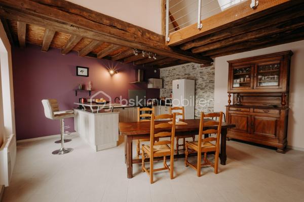 Je vous invite à venir découvrir, sur la commune de Saint Jean de Linière, cette maison ancienne rénovée avec goût, mélange de bois et de pierre d' ardoise du secteur.

Le bien, sur une parcelle de 462 m2, se compose d' une entrée ouverte sur la cuisine A/E et la pièce de vie, agrémentée de sa cheminée à foyer fermé et de ses jolis murs de pierre, d' une jolie extension vitrée pouvant faire office de salon, elle dispose d' un accès direct à la terrasse extérieur, d' une suite parentale avec dressing et salle de douche privative, une buanderie et un WC indépendant.
A l' étage on retrouve, une grande mezzanine faisant office de suite avec le coin nuit et la salle de bain privative, un WC se trouve au même niveau. Un devis pour fermer l' étage à été établi pour un montant totale de 1800 euros HT.
Le bien offre la possibilité de créer deux autres chambres, devis également établi au prix de 2500 euros HT.

Commerces et accès à la voie rapide à seulement  300m de la maison 

Mode chauffage cheminée à bois et radiateur électrique.
Taxe foncière 1370 euros