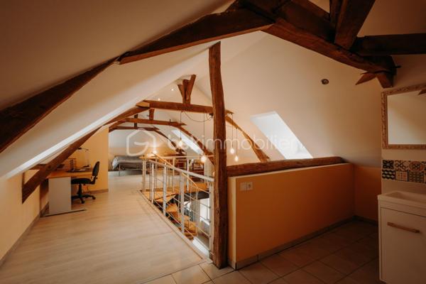 Je vous invite à venir découvrir, sur la commune de Saint Jean de Linière, cette maison ancienne rénovée avec goût, mélange de bois et de pierre d' ardoise du secteur.

Le bien, sur une parcelle de 462 m2, se compose d' une entrée ouverte sur la cuisine A/E et la pièce de vie, agrémentée de sa cheminée à foyer fermé et de ses jolis murs de pierre, d' une jolie extension vitrée pouvant faire office de salon, elle dispose d' un accès direct à la terrasse extérieur, d' une suite parentale avec dressing et salle de douche privative, une buanderie et un WC indépendant.
A l' étage on retrouve, une grande mezzanine faisant office de suite avec le coin nuit et la salle de bain privative, un WC se trouve au même niveau. Un devis pour fermer l' étage à été établi pour un montant totale de 1800 euros HT.
Le bien offre la possibilité de créer deux autres chambres, devis également établi au prix de 2500 euros HT.

Commerces et accès à la voie rapide à seulement  300m de la maison 

Mode chauffage cheminée à bois et radiateur électrique.
Taxe foncière 1370 euros