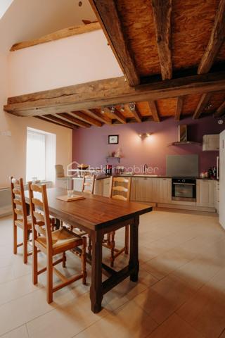 Je vous invite à venir découvrir, sur la commune de Saint Jean de Linière, cette maison ancienne rénovée avec goût, mélange de bois et de pierre d' ardoise du secteur.

Le bien, sur une parcelle de 462 m2, se compose d' une entrée ouverte sur la cuisine A/E et la pièce de vie, agrémentée de sa cheminée à foyer fermé et de ses jolis murs de pierre, d' une jolie extension vitrée pouvant faire office de salon, elle dispose d' un accès direct à la terrasse extérieur, d' une suite parentale avec dressing et salle de douche privative, une buanderie et un WC indépendant.
A l' étage on retrouve, une grande mezzanine faisant office de suite avec le coin nuit et la salle de bain privative, un WC se trouve au même niveau. Un devis pour fermer l' étage à été établi pour un montant totale de 1800 euros HT.
Le bien offre la possibilité de créer deux autres chambres, devis également établi au prix de 2500 euros HT.

Commerces et accès à la voie rapide à seulement  300m de la maison 

Mode chauffage cheminée à bois et radiateur électrique.
Taxe foncière 1370 euros