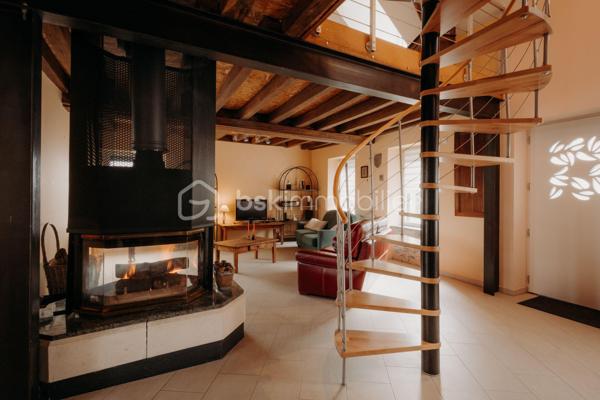Je vous invite à venir découvrir, sur la commune de Saint Jean de Linière, cette maison ancienne rénovée avec goût, mélange de bois et de pierre d' ardoise du secteur.

Le bien, sur une parcelle de 462 m2, se compose d' une entrée ouverte sur la cuisine A/E et la pièce de vie, agrémentée de sa cheminée à foyer fermé et de ses jolis murs de pierre, d' une jolie extension vitrée pouvant faire office de salon, elle dispose d' un accès direct à la terrasse extérieur, d' une suite parentale avec dressing et salle de douche privative, une buanderie et un WC indépendant.
A l' étage on retrouve, une grande mezzanine faisant office de suite avec le coin nuit et la salle de bain privative, un WC se trouve au même niveau. Un devis pour fermer l' étage à été établi pour un montant totale de 1800 euros HT.
Le bien offre la possibilité de créer deux autres chambres, devis également établi au prix de 2500 euros HT.

Commerces et accès à la voie rapide à seulement  300m de la maison 

Mode chauffage cheminée à bois et radiateur électrique.
Taxe foncière 1370 euros