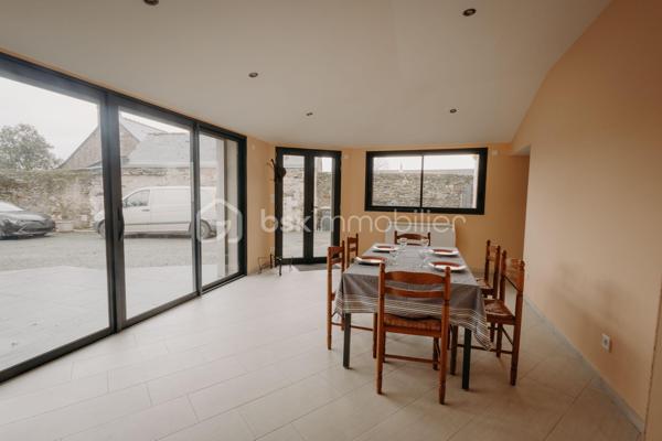 Je vous invite à venir découvrir, sur la commune de Saint Jean de Linière, cette maison ancienne rénovée avec goût, mélange de bois et de pierre d' ardoise du secteur.

Le bien, sur une parcelle de 462 m2, se compose d' une entrée ouverte sur la cuisine A/E et la pièce de vie, agrémentée de sa cheminée à foyer fermé et de ses jolis murs de pierre, d' une jolie extension vitrée pouvant faire office de salon, elle dispose d' un accès direct à la terrasse extérieur, d' une suite parentale avec dressing et salle de douche privative, une buanderie et un WC indépendant.
A l' étage on retrouve, une grande mezzanine faisant office de suite avec le coin nuit et la salle de bain privative, un WC se trouve au même niveau. Un devis pour fermer l' étage à été établi pour un montant totale de 1800 euros HT.
Le bien offre la possibilité de créer deux autres chambres, devis également établi au prix de 2500 euros HT.

Commerces et accès à la voie rapide à seulement  300m de la maison 

Mode chauffage cheminée à bois et radiateur électrique.
Taxe foncière 1370 euros