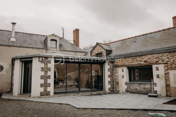Je vous invite à venir découvrir, sur la commune de Saint Jean de Linière, cette maison ancienne rénovée avec goût, mélange de bois et de pierre d' ardoise du secteur.

Le bien, sur une parcelle de 462 m2, se compose d' une entrée ouverte sur la cuisine A/E et la pièce de vie, agrémentée de sa cheminée à foyer fermé et de ses jolis murs de pierre, d' une jolie extension vitrée pouvant faire office de salon, elle dispose d' un accès direct à la terrasse extérieur, d' une suite parentale avec dressing et salle de douche privative, une buanderie et un WC indépendant.
A l' étage on retrouve, une grande mezzanine faisant office de suite avec le coin nuit et la salle de bain privative, un WC se trouve au même niveau. Un devis pour fermer l' étage à été établi pour un montant totale de 1800 euros HT.
Le bien offre la possibilité de créer deux autres chambres, devis également établi au prix de 2500 euros HT.

Commerces et accès à la voie rapide à seulement  300m de la maison 

Mode chauffage cheminée à bois et radiateur électrique.
Taxe foncière 1370 euros